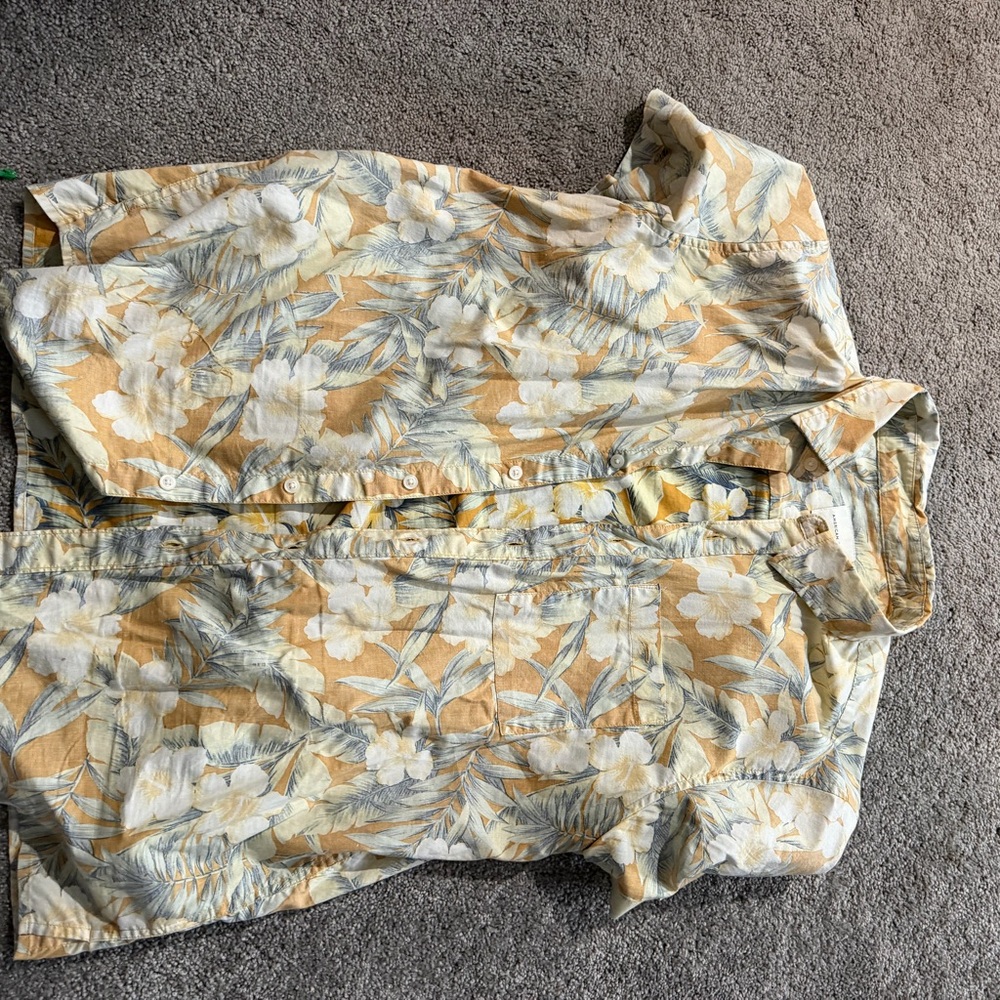 American Eagle Outfitters Yellow Floral Casual Button Down Shirt